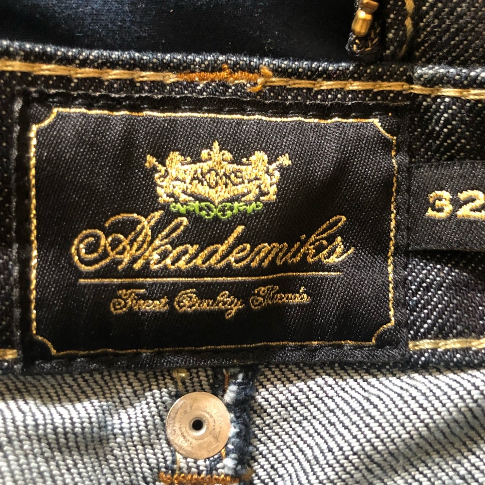 Akademiks finest quality jeans size 32 with zipper in the pant legs